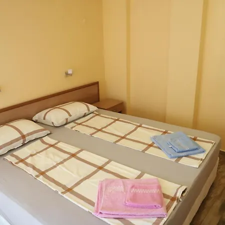 Raya Aparthotel 3*