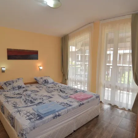 Aparthotel Raya